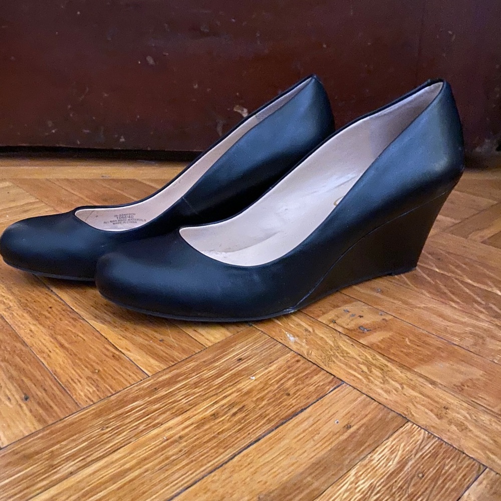 Jessica Simpson - Black wedge shoe